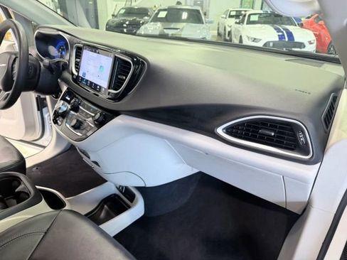 Used 2024 Chrysler Pacifica Touring-L FWD image 41