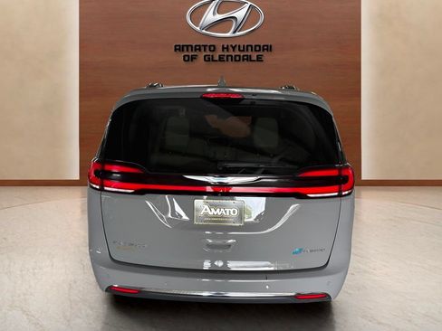 Used 2021 Chrysler Pacifica Touring-L FWD image 5