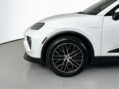 Certified 2025 Porsche Macan Electric image 11