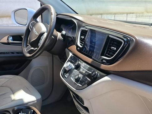 Used 2017 Chrysler Pacifica Touring-L FWD image 20