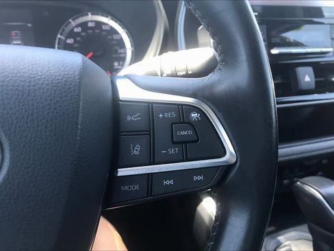 Used 2020 Toyota Highlander LE FWD image 24