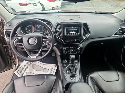 Used 2021 Jeep Cherokee Latitude Plus w/ Mopar Interior Package image 21