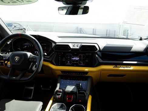 Used 2025 Lamborghini Urus SE AWD/4WD image 20