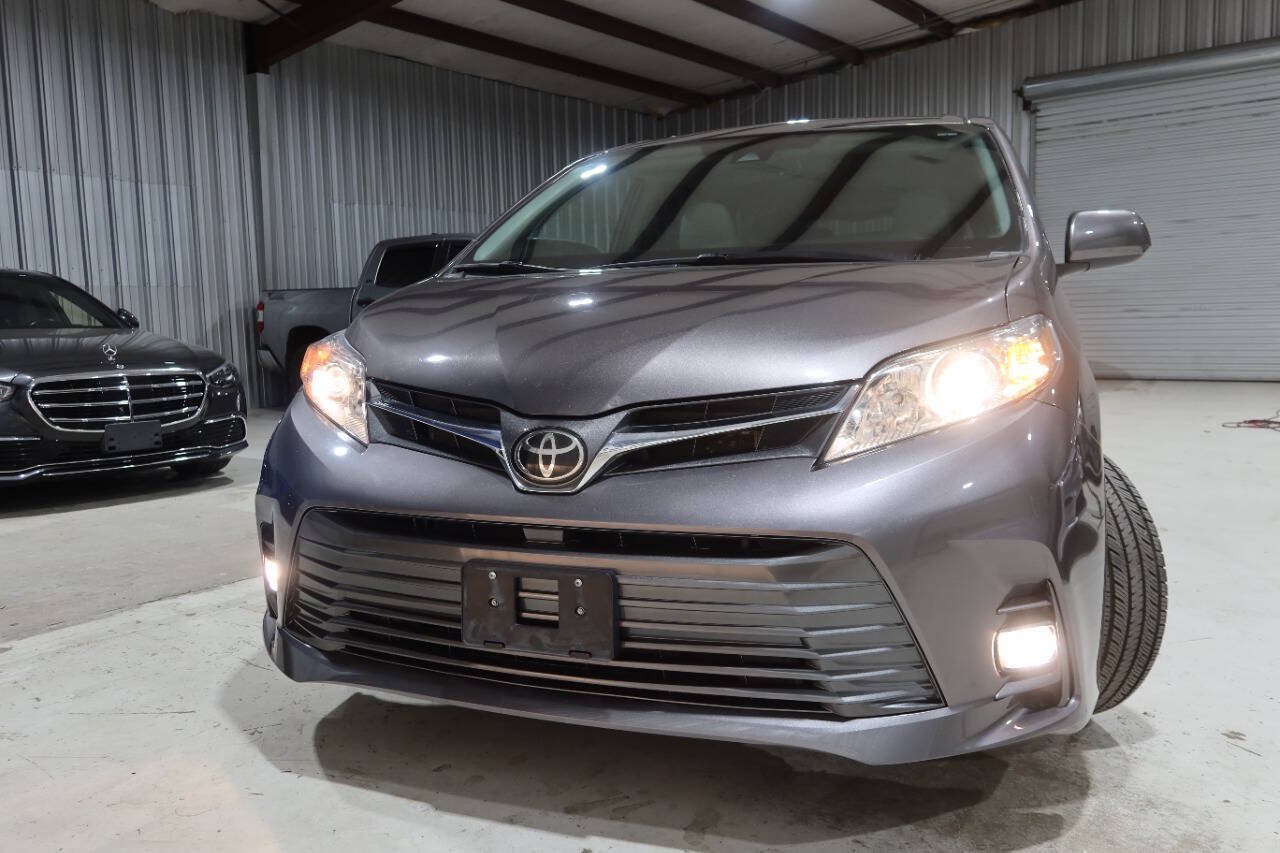 Used 2019 Toyota Sienna XLE w/ XLE Navigation Package FWD image 40