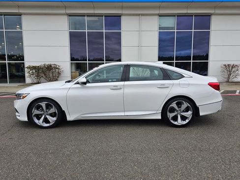 Used 2020 Honda Accord Touring image 2