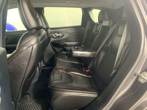 Used 2019 Jeep Cherokee Latitude Plus AWD/4WD image 31