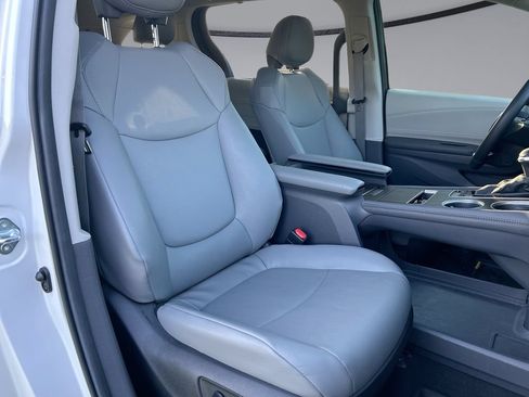 Used 2024 Toyota Sienna XLE FWD image 32