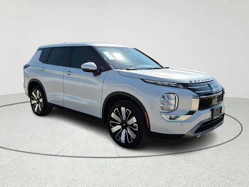 Used 2025 Mitsubishi Outlander SE image 3