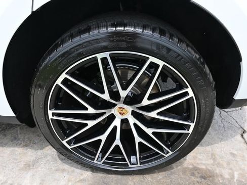 Used 2026 Porsche Macan AWD/4WD image 13