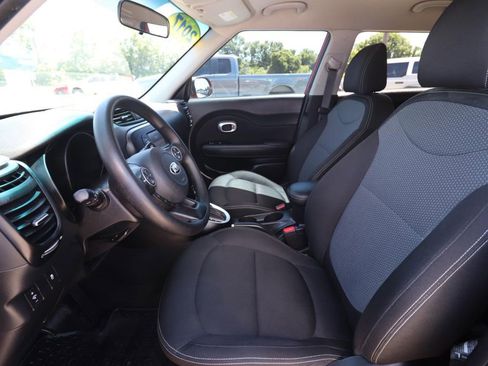 Used 2017 Kia Soul + image 2