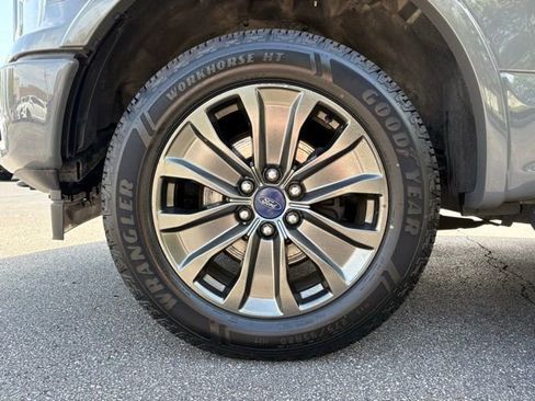 Used 2018 Ford F150 Lariat w/ Equipment Group 502A Luxury AWD/4WD image 11