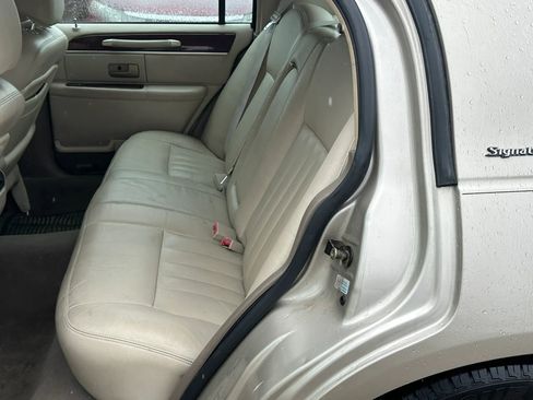 Used 2004 Lincoln Town Car Signature RWD image 15