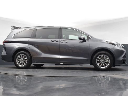 Used 2025 Toyota Sienna XLE image 32