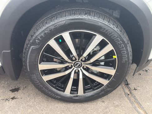 New 2025 Nissan Pathfinder Platinum w/ Cargo Package image 9