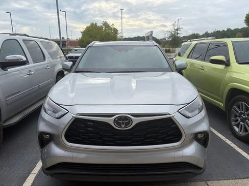 Used 2023 Toyota Highlander XLE FWD image 9