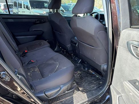 Used 2020 Toyota Highlander LE image 21