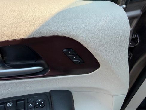 Used 2018 Chrysler Pacifica Limited w/ Advanced Safetytec Group FWD image 22