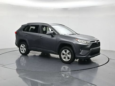 Used 2019 Toyota RAV4 XLE FWD image 3