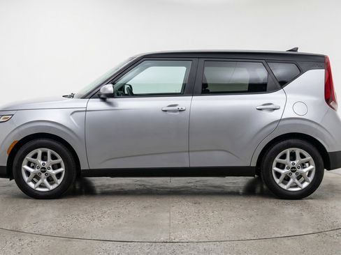 Used 2025 Kia Soul LX w/ LX Technology Package FWD image 5