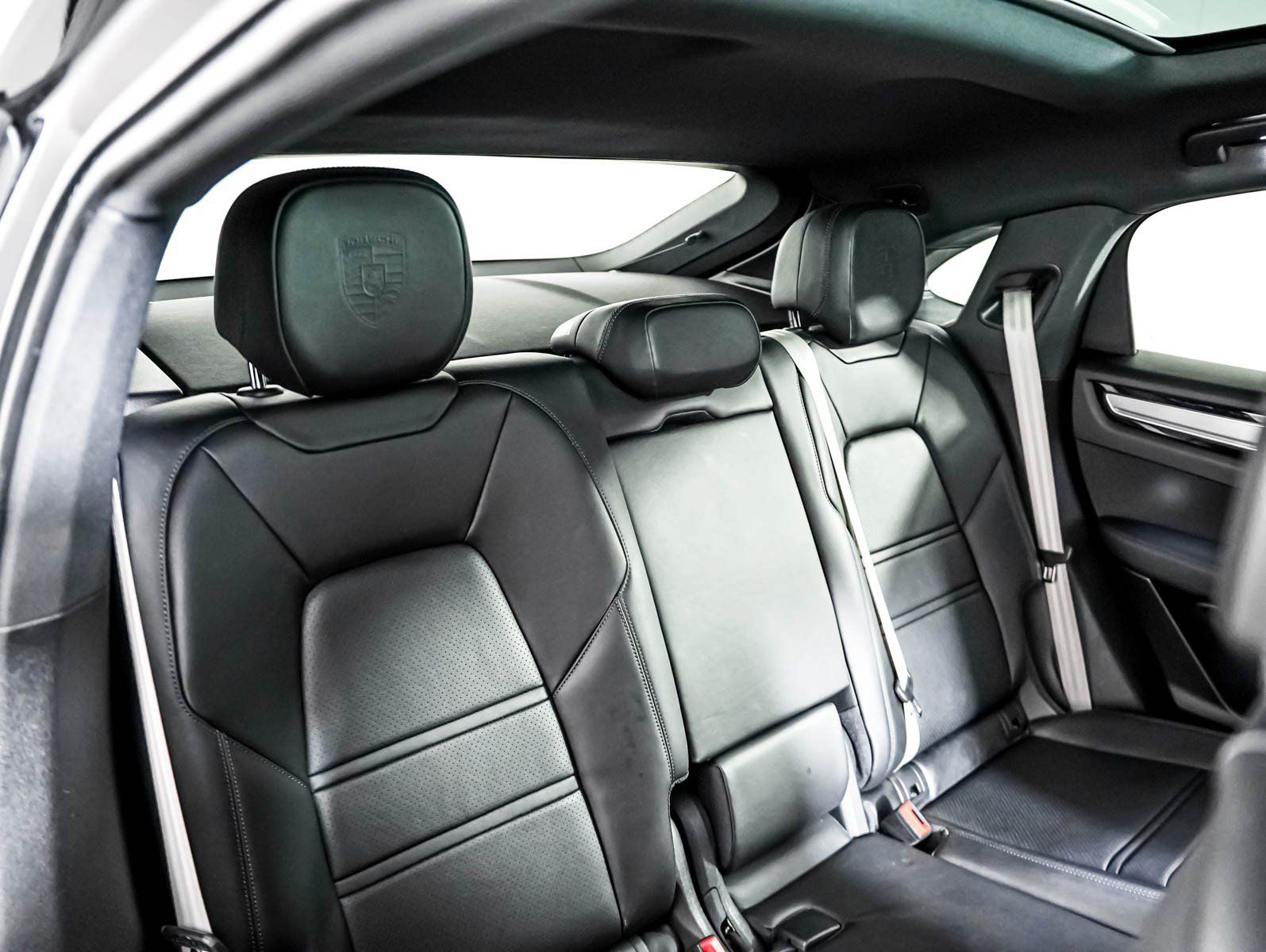 Certified 2023 Porsche Cayenne Platinum Edition w/ Towing Package w/o Tow Ball AWD/4WD image 6
