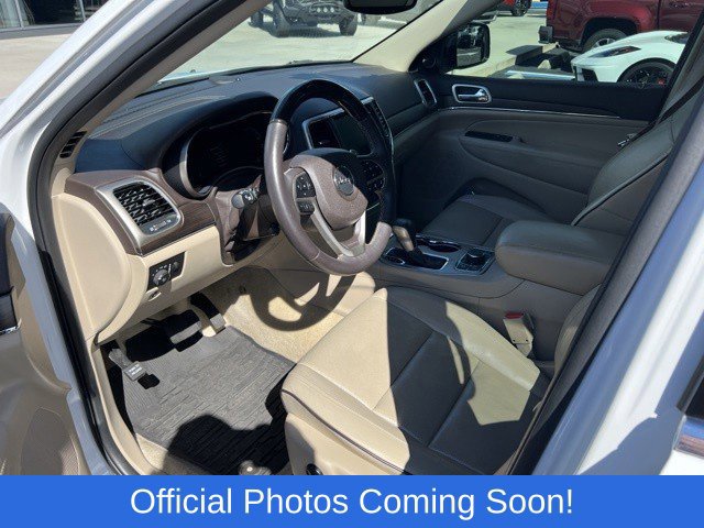 Used 2017 Jeep Grand Cherokee Overland w/ Jeep Active Safety Group AWD/4WD image 3