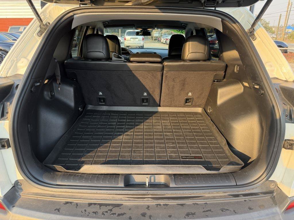 Used 2019 Jeep Cherokee Latitude Plus AWD/4WD image 16