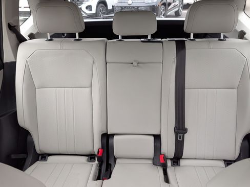 Certified 2022 Volkswagen Tiguan SE w/ Panoramic Sunroof Package AWD/4WD image 13