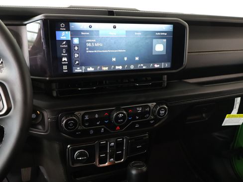 Used 2025 Jeep Gladiator Sport AWD/4WD image 5