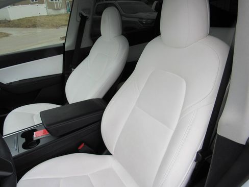 Used 2022 Tesla Model Y Performance image 14