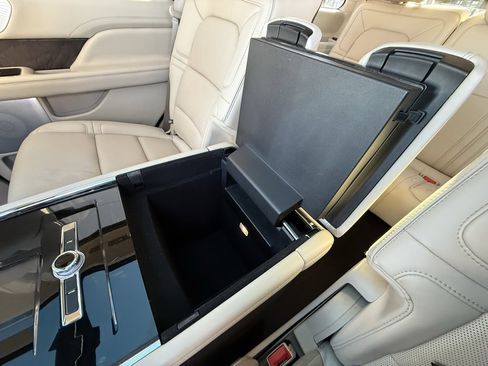 Used 2019 Lincoln Navigator Reserve image 32