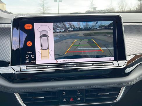 Used 2024 Volkswagen Atlas Peak Edition SE image 33