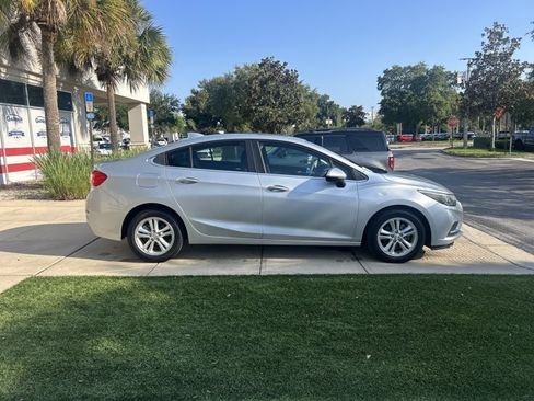 Used 2017 Chevrolet Cruze LT w/ Convenience Package FWD image 3