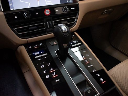 Certified 2025 Porsche Macan image 25