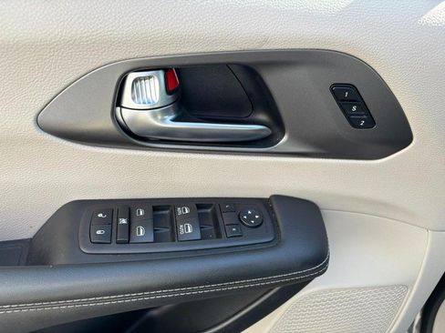 Used 2023 Chrysler Pacifica Touring-L FWD image 20