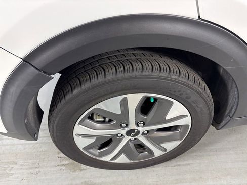 Used 2022 Kia Niro EX image 11