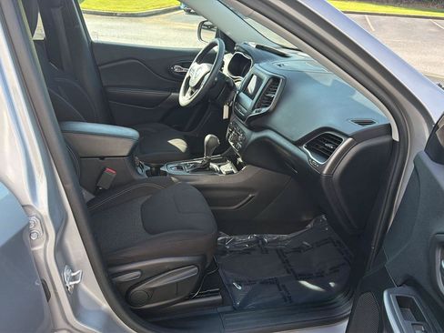Used 2020 Jeep Cherokee Latitude FWD image 13