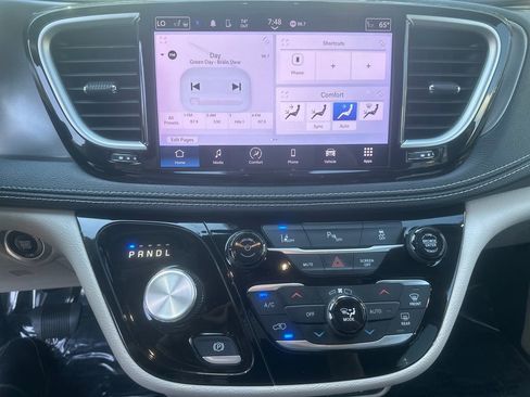 Used 2023 Chrysler Pacifica Touring-L FWD image 14
