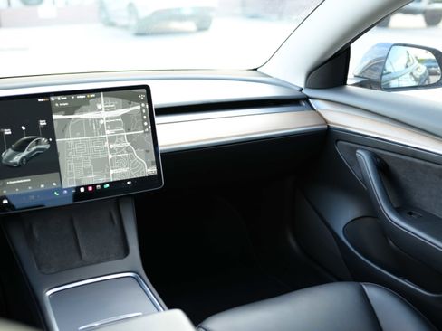 Used 2021 Tesla Model 3 Standard Range Plus image 9