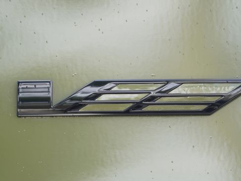 Used 2025 Cadillac Escalade ESV V AWD/4WD image 17