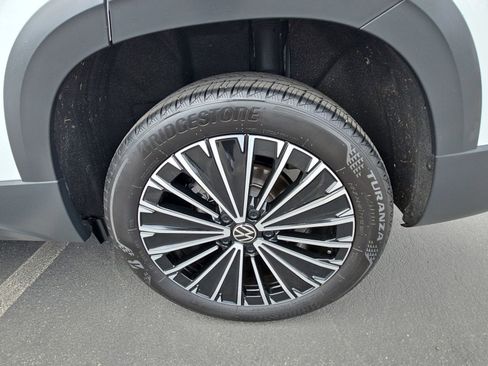 Used 2025 Volkswagen Taos SE FWD image 32