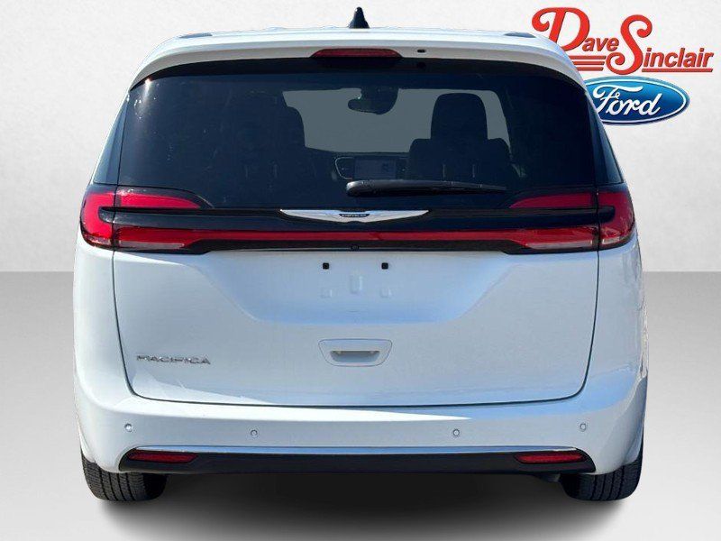 Used 2025 Chrysler Pacifica Select FWD image 8