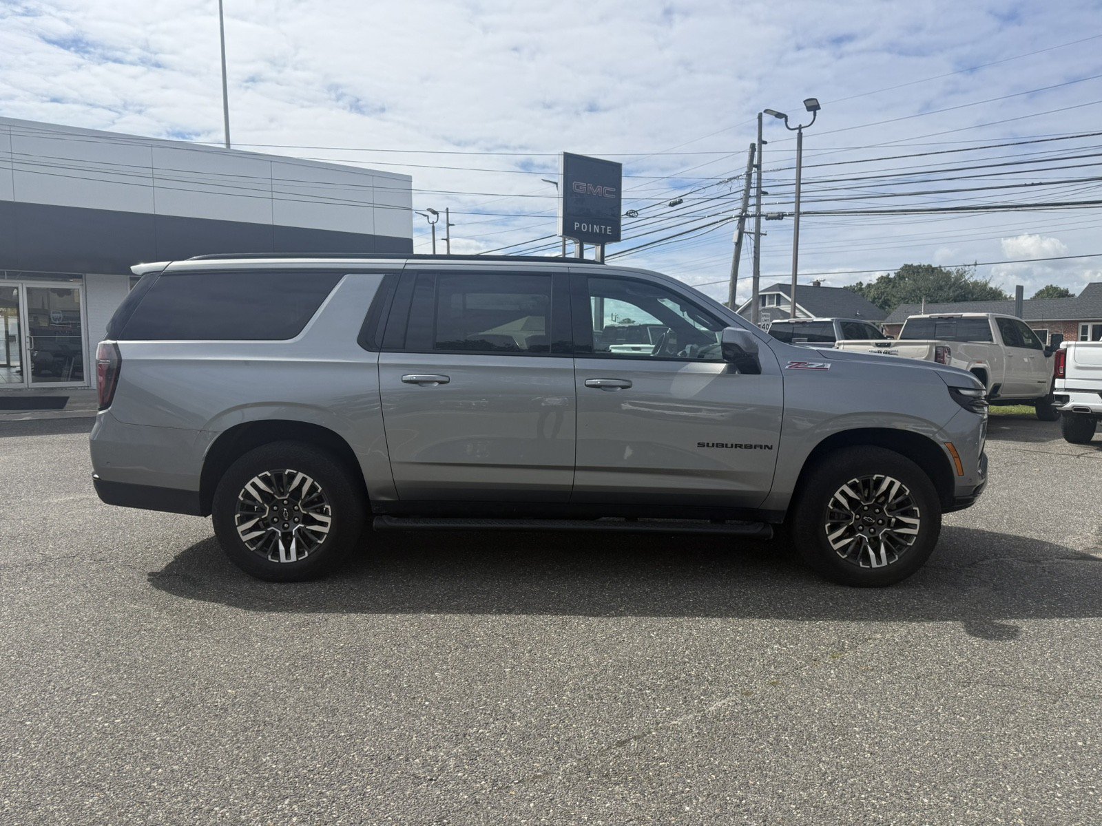 Used 2025 Chevrolet Suburban Z71 AWD/4WD image 2
