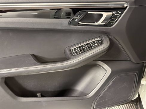 Certified 2023 Porsche Macan AWD/4WD image 16