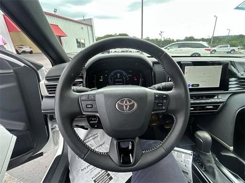 Used 2025 Toyota Camry SE w/ Convenience Package image 15