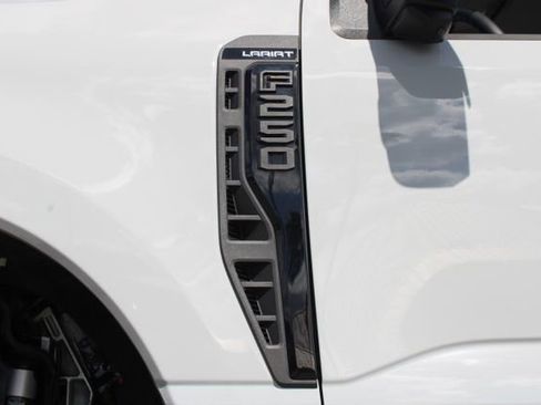 Used 2025 Ford F250 Lariat w/ Black Appearance Package image 19