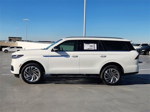 New 2025 Lincoln Navigator Reserve image 4