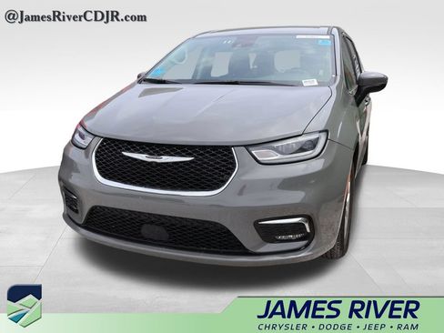 Used 2023 Chrysler Pacifica Touring-L FWD image 3