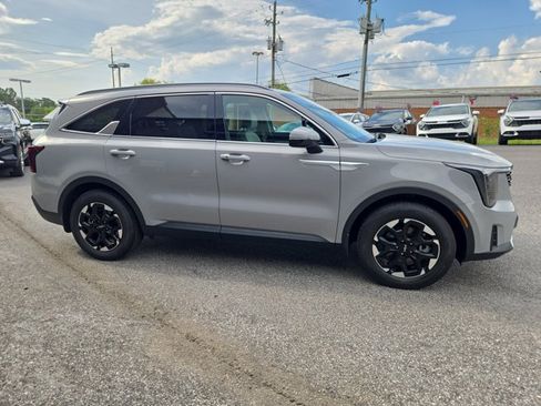 Certified 2025 Kia Sorento S FWD image 13
