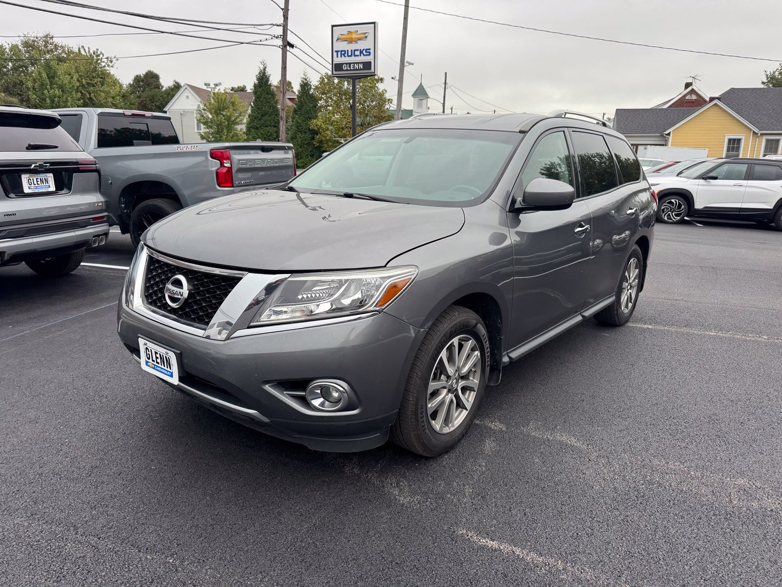 Used 2015 Nissan Pathfinder SV w/ Cargo Package FWD image 2