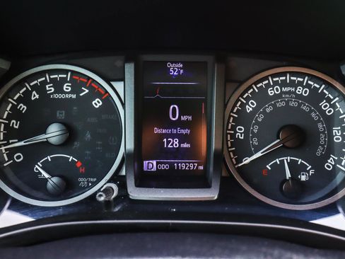 Used 2020 Toyota Tacoma TRD Sport image 6